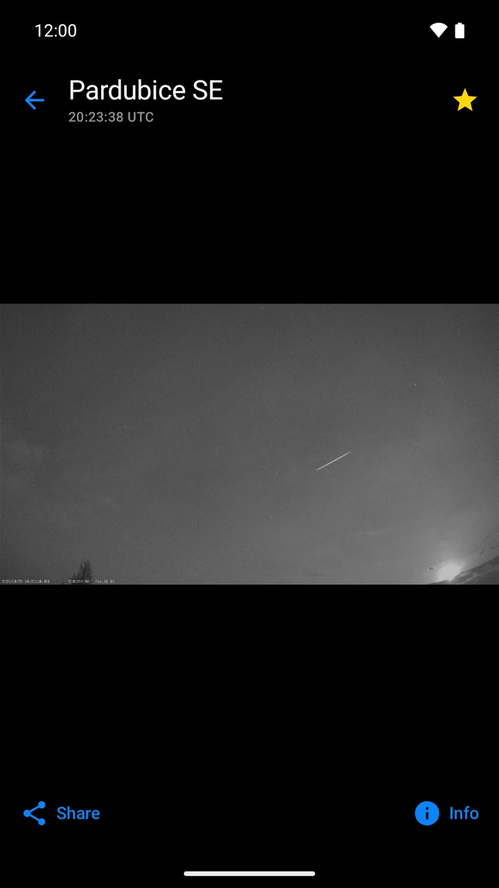 Skutečný snímek meteoru ze stanice Pardubice SE v mobilní aplikaci.