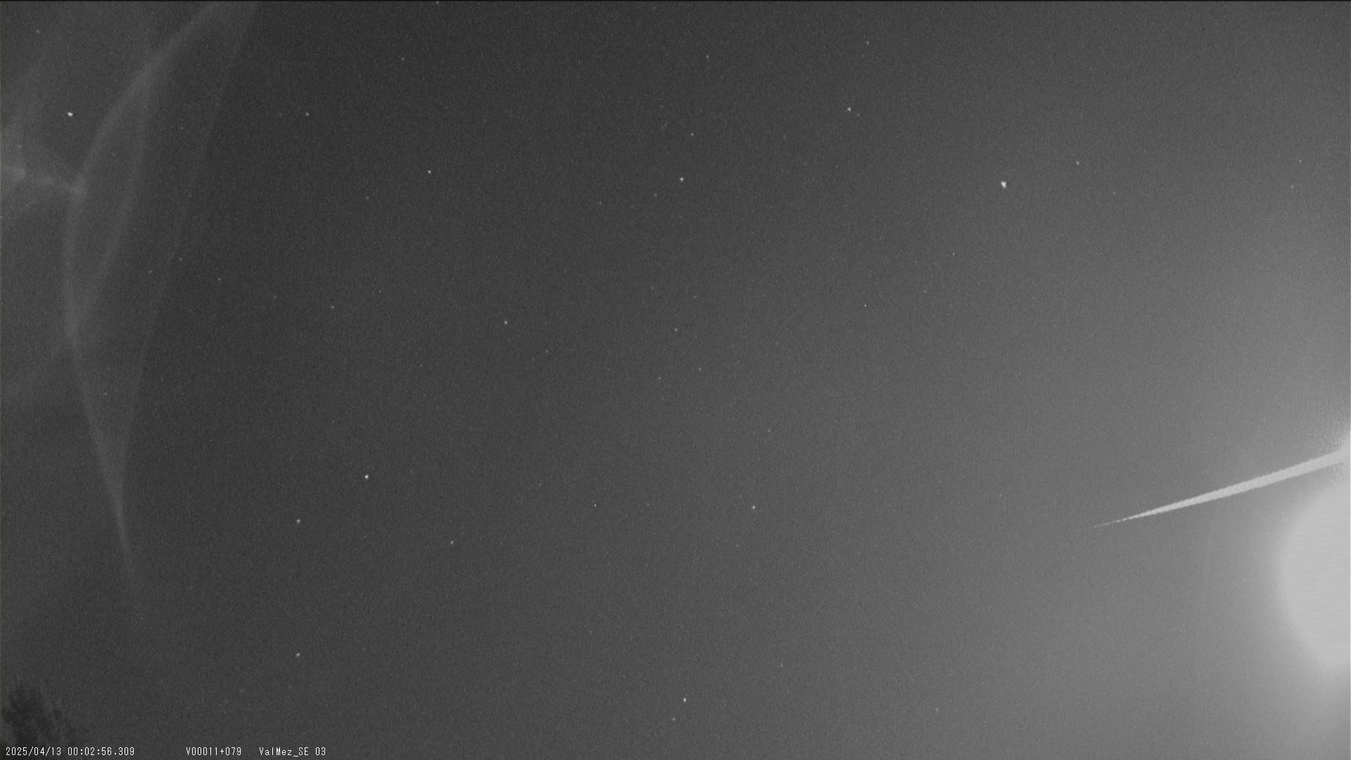 Fig. 1: Composite image of fireball CM20250413_000256, captured by the Valašské Meziříčí SE camera. Author: Valašské Meziříčí Observatory