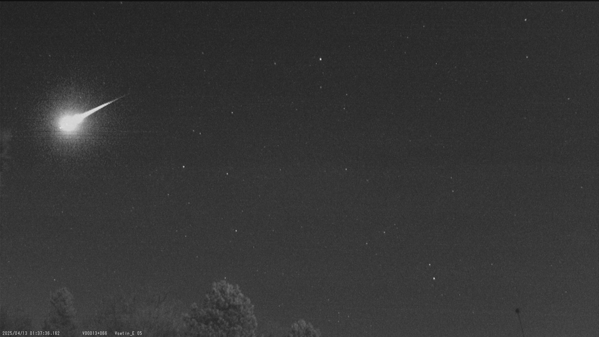Fig. 7: Composite image of fireball CM20250413_013735, captured by the Vsetín E camera. Author: Vsetín Observatory