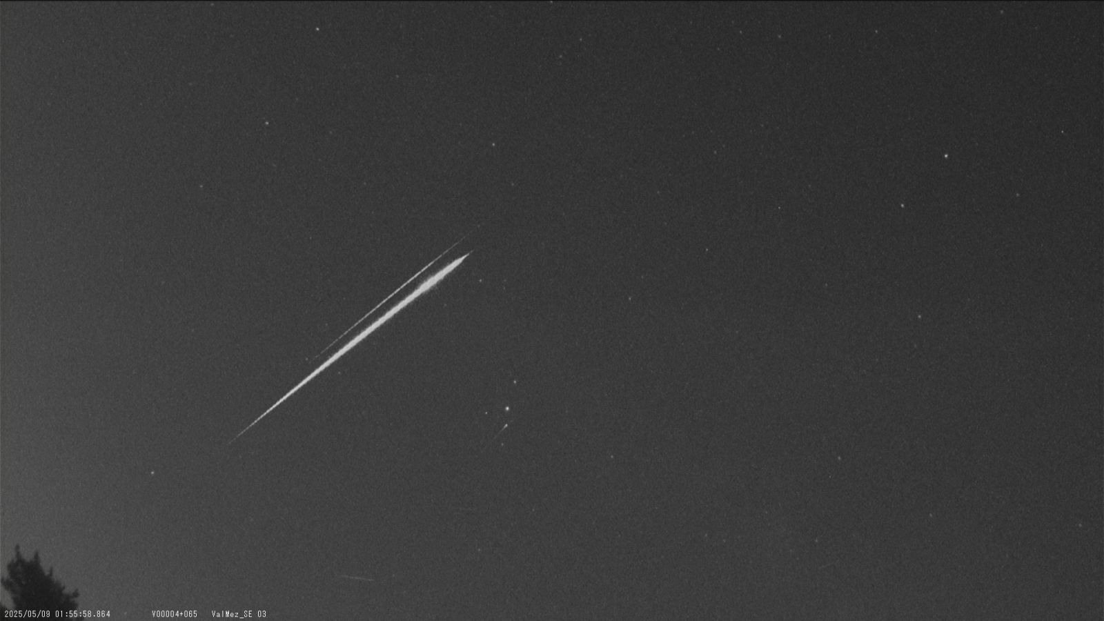 Obr. 1:Souhrnný snímek meteorů CM20250509_015558 a CM20250509_015600, pořízený kamerou Valašské Meziříčí SE.Autor: Hvězdárna Valašské Meziříčí, p. o.