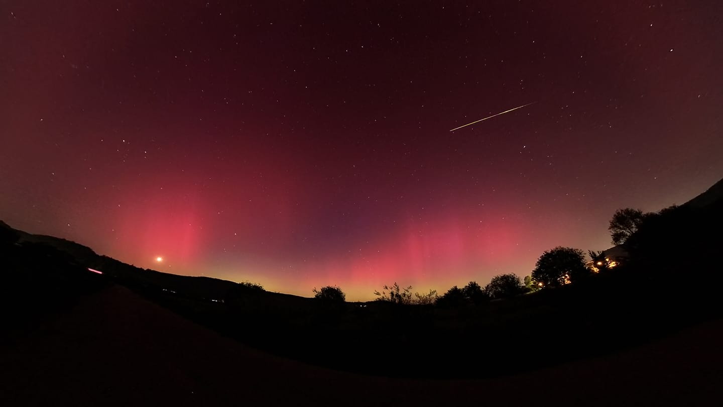 Everything in a single image - fireball 20240510_204323 with Northern Lights. Autor: Marek Macko